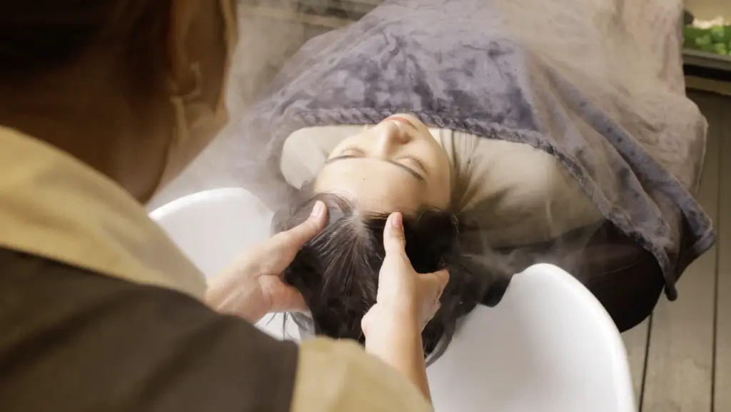 Expert advice at Siesta Head Spa explaining why daily washing leads to greasy hair after washing and how to achieve effective scalp oil control.