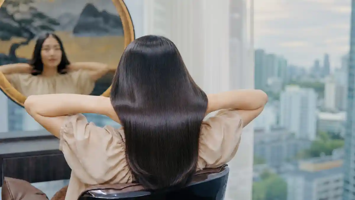 Therapist applying Oway scalp serum followed by blow-dry and light styling during the Oway Scalp Solution program.